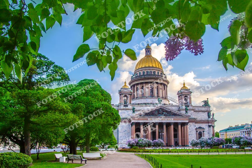 Фотография летнего Санкт-Петербурга с видом на Исаакиевскую площадь и величественный Исаакиевский собор в период знаменитых белых ночей. Мягкий вечерний свет и светлое небо создают особую атмосферу северной столицы России, когда город наполнен романтикой и спокойствием. Архитектура исторического центра Петербурга гармонично сочетается с широкими улицами и просторной площадью, привлекая туристов и любителей городской фотографии. Этот снимок прекрасно подойдет для туристических публикаций, постеров, сувенирной продукции, интерьерного оформления и коллекций фотографий Санкт-Петербурга.
